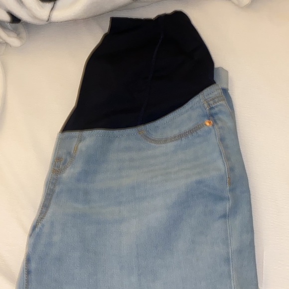 Ingrid & Isabel Maternity Jeans (size 2) - Picture 5 of 9